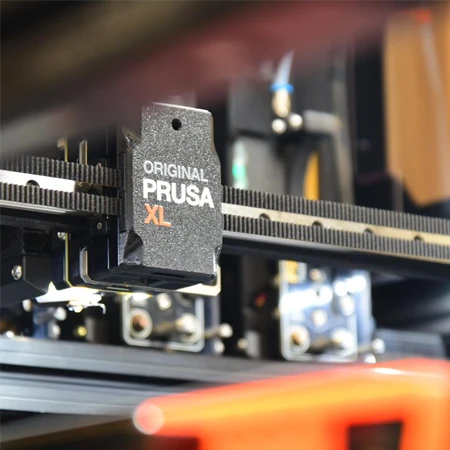 Technisch hochwertige Nahaufnahme von Düsenkopf bei 3D-Drucker